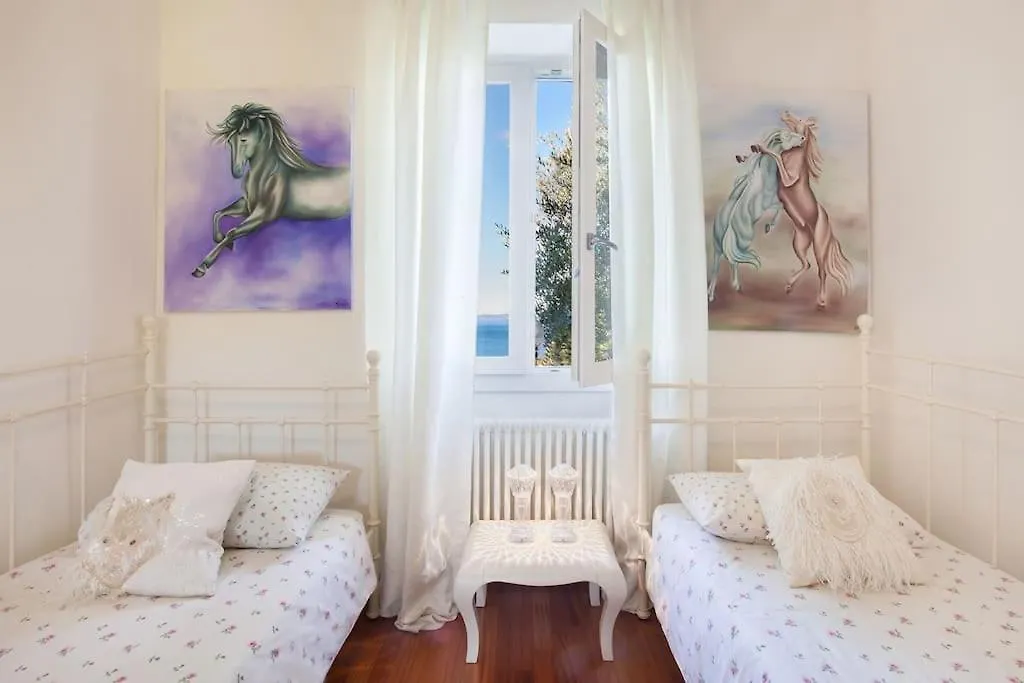 Villa Golden Suite - Bardolino Verona 0*,  Italy